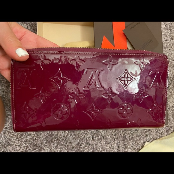 Louis Vuttion wallet w date code - Picture 3 of 13